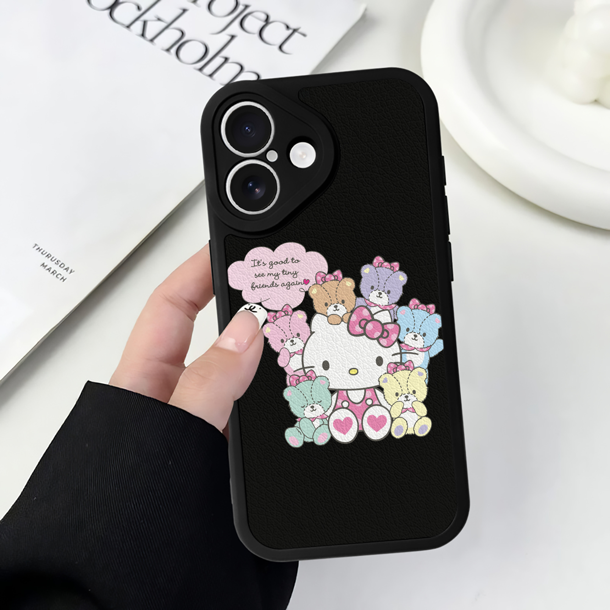 （画像用） Hello Kitty ハローキティ 【iPhone 16シリーズ対応】シリコンスマホケース（レザー調） 材質：シリコン